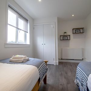 Pass The Keys Renfrew Town Centre Easy Link To Glasgow City Apartman Exterior photo