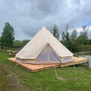 Tipi Du Pied De Loup Hotel Clérey Exterior photo