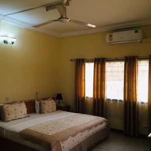 Room In Bb - Double Room With Garden View In Accra Exterior photo