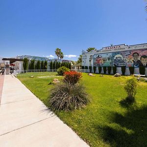 Ramada By Wyndham Kingman Hotel Exterior photo