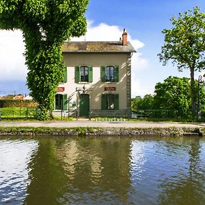 Gite D'Etape Sur Le Pont-Canal De Briare - Fr-1-590-516 Panzió Exterior photo