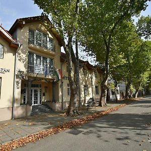 Hotel Platan Székesfehérvár Exterior photo