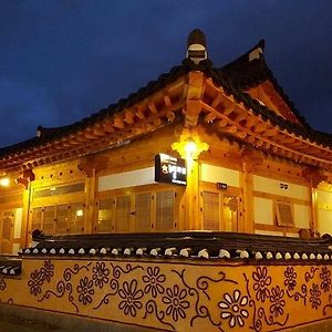 Jeonju Byeoljari Hanok Pension Csondzsu Exterior photo