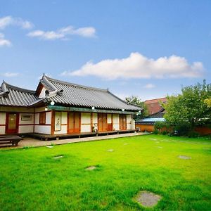 Jeonju Jiudang Hanok Stay Csondzsu Exterior photo