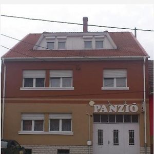 Napsugár Panzió Hotel Vác Exterior photo