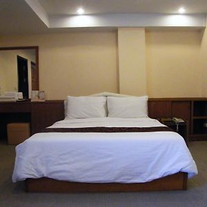 Grand Leo Hotel Szingburi Room photo
