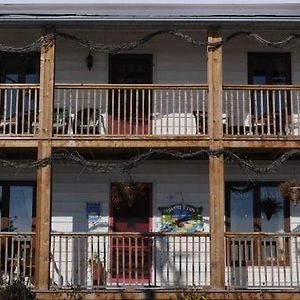 Gite Au Vieux Pommier Panzió Tadoussac Exterior photo