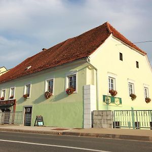 Guesthouse Veles Beszterce Exterior photo