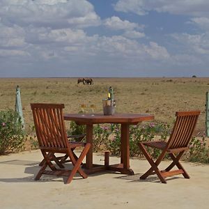 Ashnil Aruba Lodge Tsavo Exterior photo