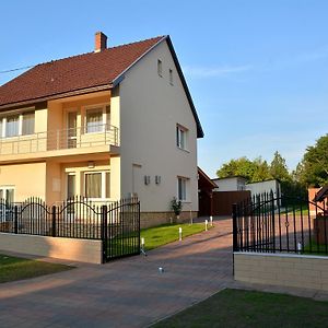 Molnár Vendégház Hotel Ujfeherto Exterior photo