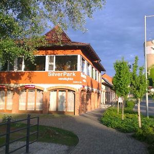 Silver Park Vendégház Hotel Berettyóújfalu Exterior photo