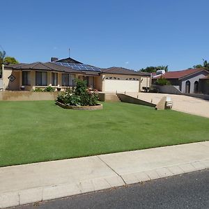 Jennys Retreat Panzió Perth Exterior photo