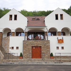 Penzión Kállai a Vináreň Hotel Fülek Exterior photo