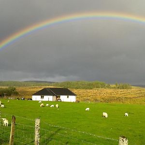 House On The Falls Panzió Portree Exterior photo