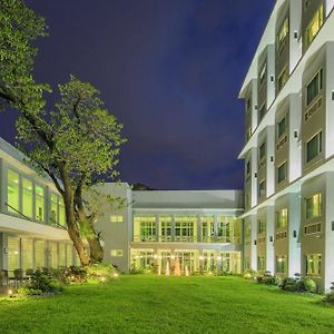 Microtel By Wyndham Up Technohub Manila Exterior photo