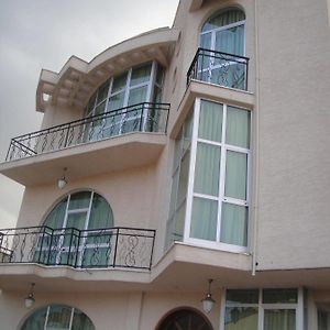 Tazina Guest House Addisz-Abeba Exterior photo