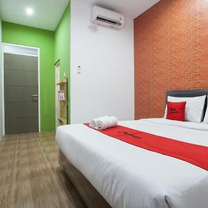 Reddoorz Plus @ Raya Sengkaling Hotel Malang Exterior photo