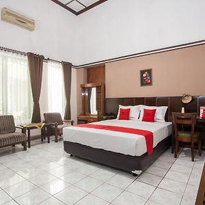 Reddoorz Near Balai Kota Malang Hotel Exterior photo