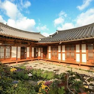 Bukyungdang Hanok Guesthouse Csondzsu Exterior photo