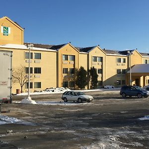 Quality Inn & Suites Milwaukee Exterior photo