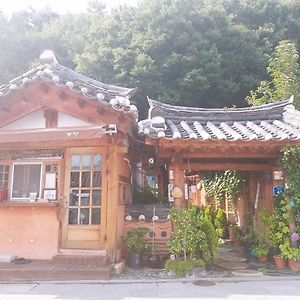 Pinetree View Hanok Guesthouse Csondzsu Exterior photo