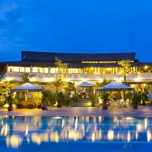 Cambodian Country Club Hotel Phnompen Exterior photo