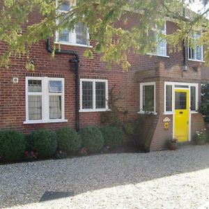 Hatsue Guest House Camberley Exterior photo