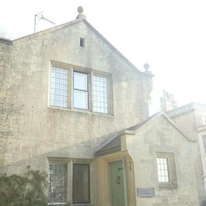 Entire Victorian Lodge In A Privately Gated Estate With Secure Parking For Two Cars And A Newly Refurbished Bathroom Exterior photo