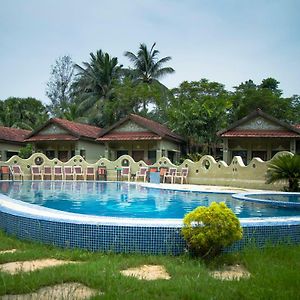 Breathing Earth - Rooms And Pool Kalkutta Exterior photo