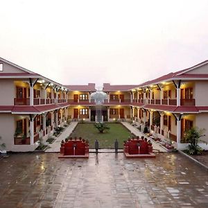 Hidden World Resort And Spa Sauraha Exterior photo