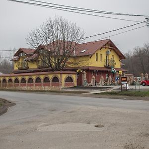 Verona Panzió Hotel Dobrokoz Exterior photo