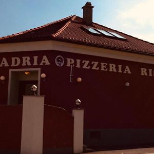 Ristorante Adria Apartman Gloggnitz Exterior photo