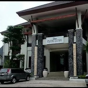 Putri Utari Guest House Malang Exterior photo