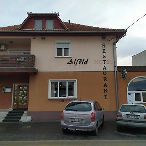 Alföld Panzio&Étterem Hotel Cegléd Exterior photo