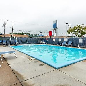 Days Inn By Wyndham New Philadelphia Exterior photo