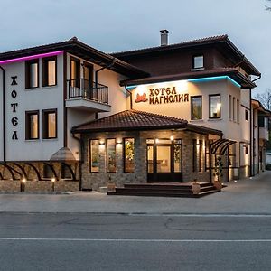 Семеен Хотел Магнолия Hotel Kazanlak Exterior photo