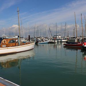 Levante Cowes  Exterior photo